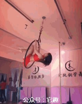 杨幂跨年夜唱跳被骂又油又尬！网友：一把年纪妇人就别装少女了
